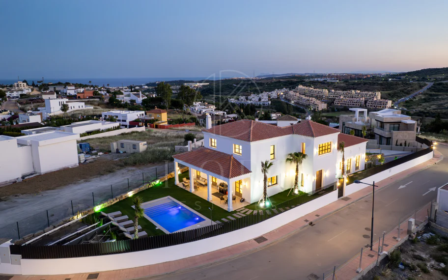 Villa moderna de nueva construcción de 4 habitaciones con vistas al mar en Estepona