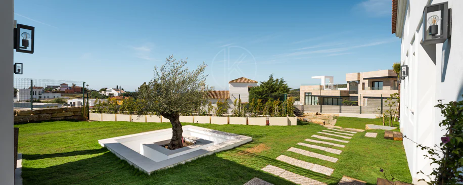 Brand-New 4-Bedroom Modern Villa with Sea Views in Estepona