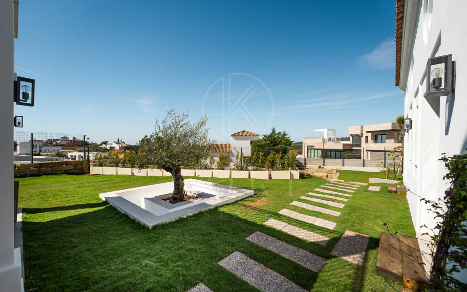 Villa moderna de nueva construcción de 4 habitaciones con vistas al mar en Estepona