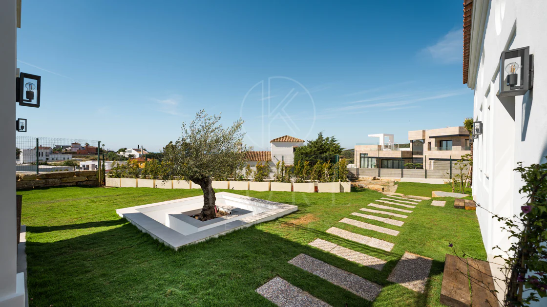 Brand-New 4-Bedroom Modern Villa with Sea Views in Estepona