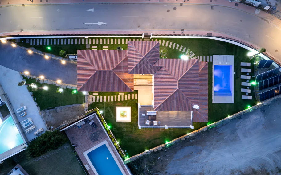 Villa moderna de nueva construcción de 4 habitaciones con vistas al mar en Estepona