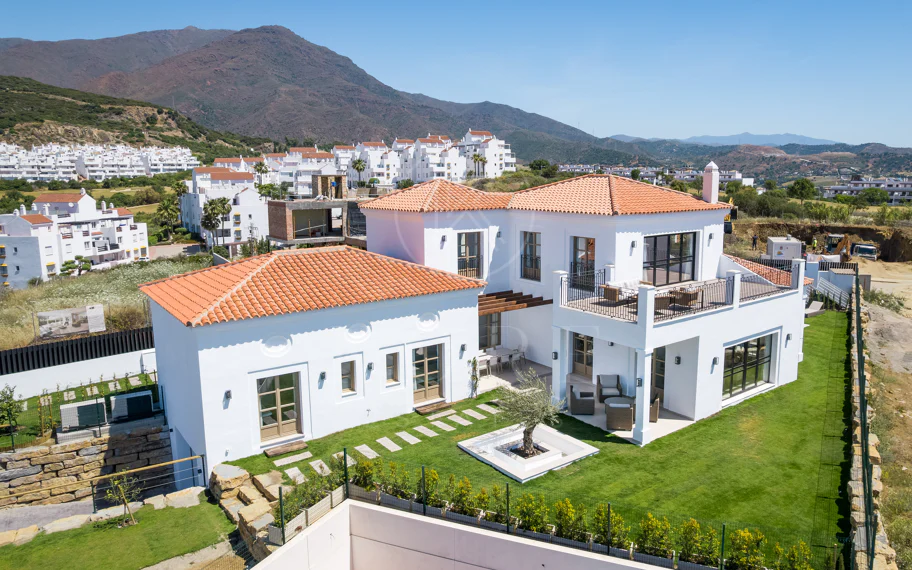 Villa moderna de nueva construcción de 4 habitaciones con vistas al mar en Estepona