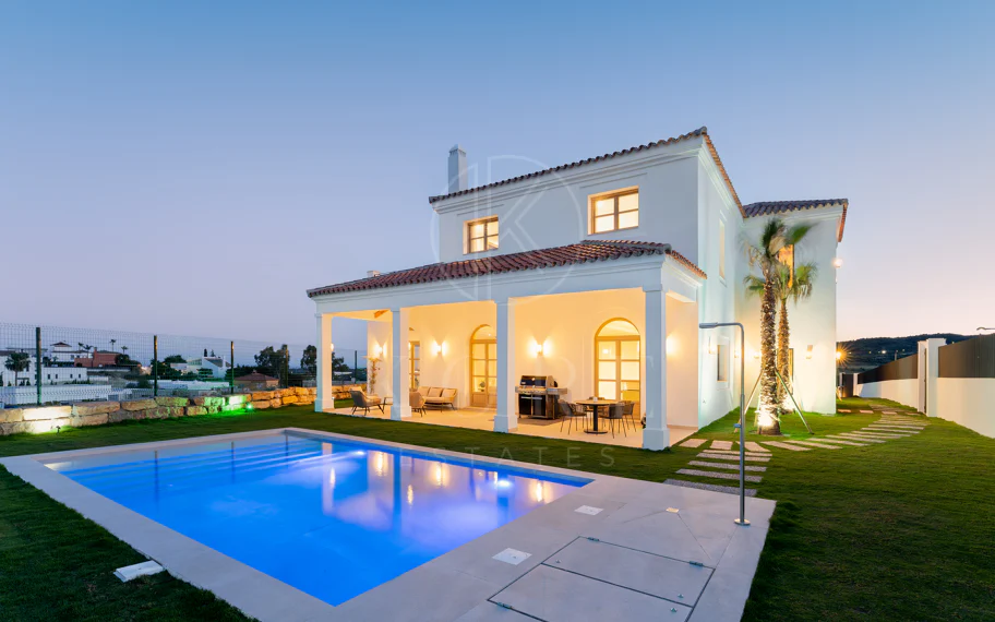 Villa moderna de nueva construcción de 4 habitaciones con vistas al mar en Estepona