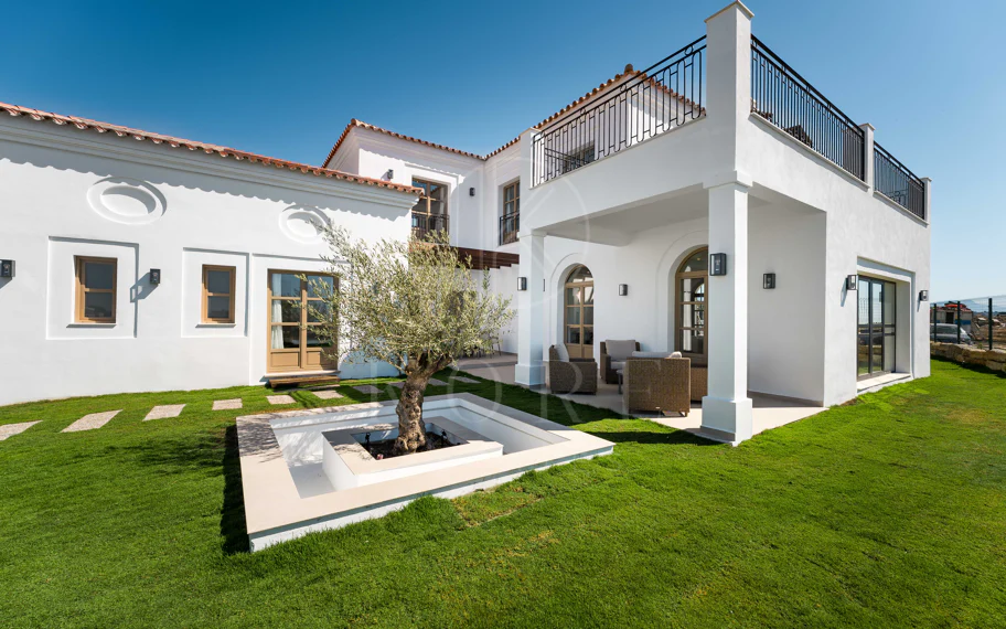 Villa moderna de nueva construcción de 4 habitaciones con vistas al mar en Estepona