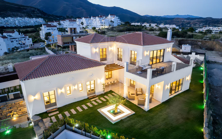 Villa moderna de nueva construcción de 4 habitaciones con vistas al mar en Estepona