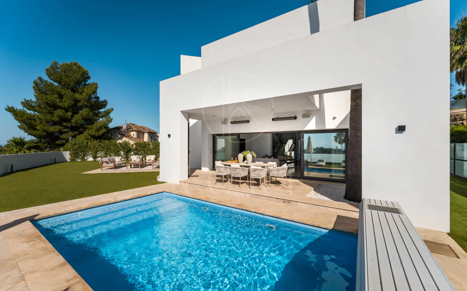 Villa contemporánea en primera línea de golf con vistas panorámicas al mar y a la montaña