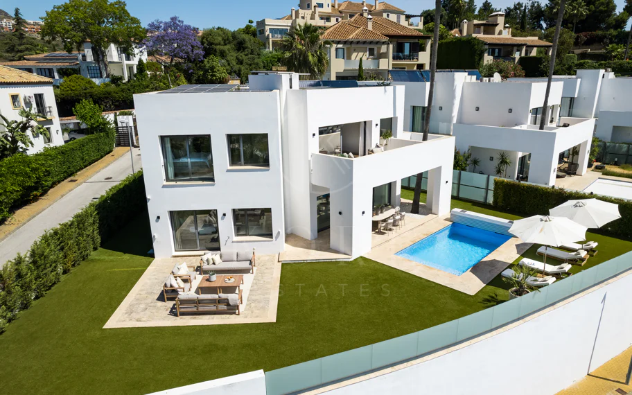 Villa contemporánea en primera línea de golf con vistas panorámicas al mar y a la montaña