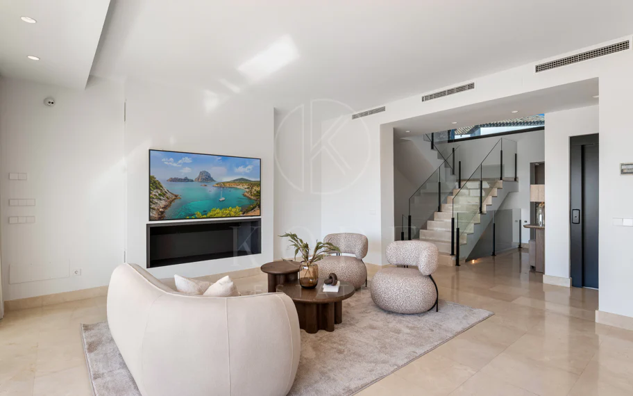 Villa contemporánea en primera línea de golf con vistas panorámicas al mar y a la montaña