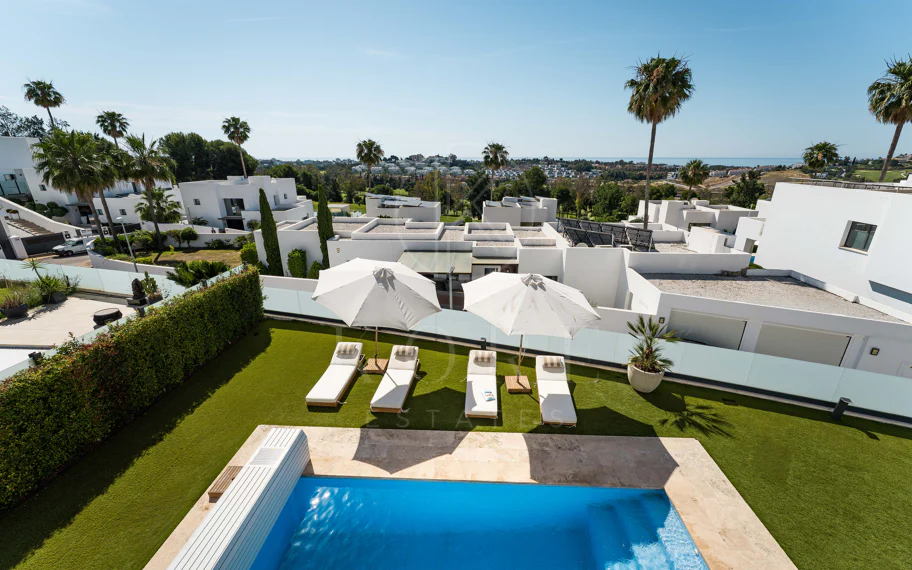Villa contemporánea en primera línea de golf con vistas panorámicas al mar y a la montaña