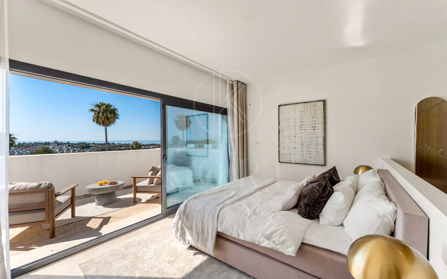 Villa contemporánea en primera línea de golf con vistas panorámicas al mar y a la montaña