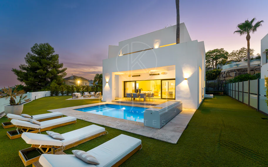 Villa contemporánea en primera línea de golf con vistas panorámicas al mar y a la montaña