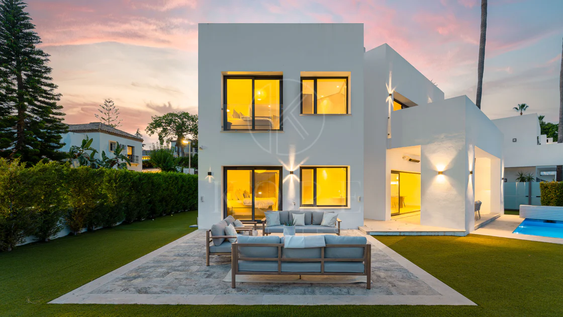 Contemporary Frontline Golf Villa with Panoramic Sea and Mountain Views