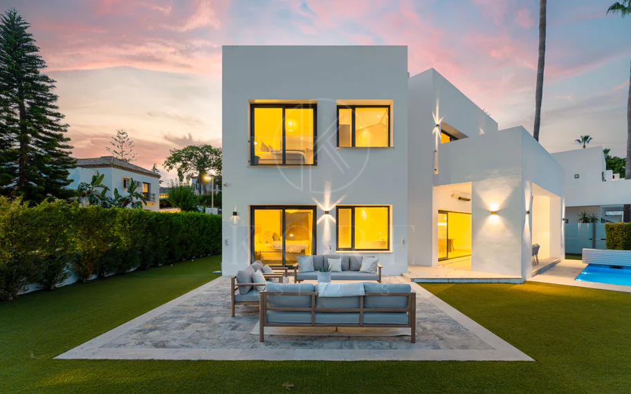 Villa contemporánea en primera línea de golf con vistas panorámicas al mar y a la montaña