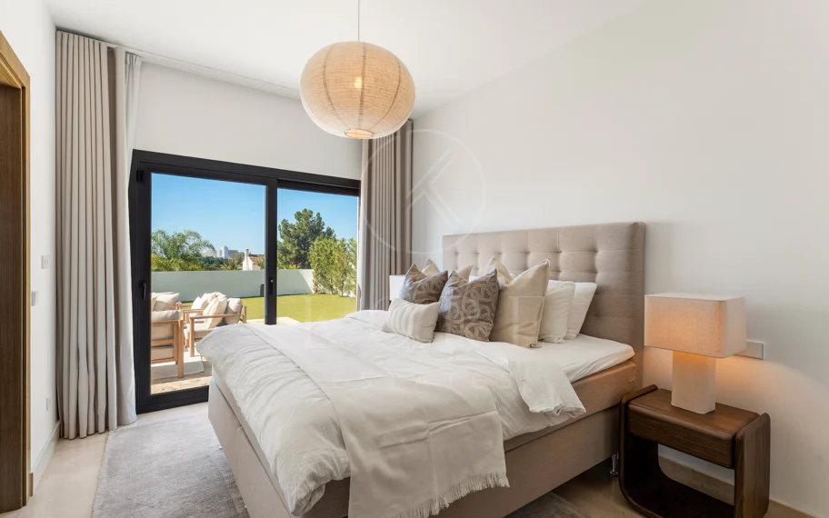 Villa contemporánea en primera línea de golf con vistas panorámicas al mar y a la montaña