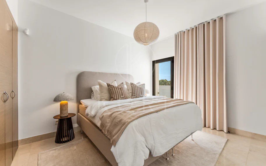 Villa contemporánea en primera línea de golf con vistas panorámicas al mar y a la montaña