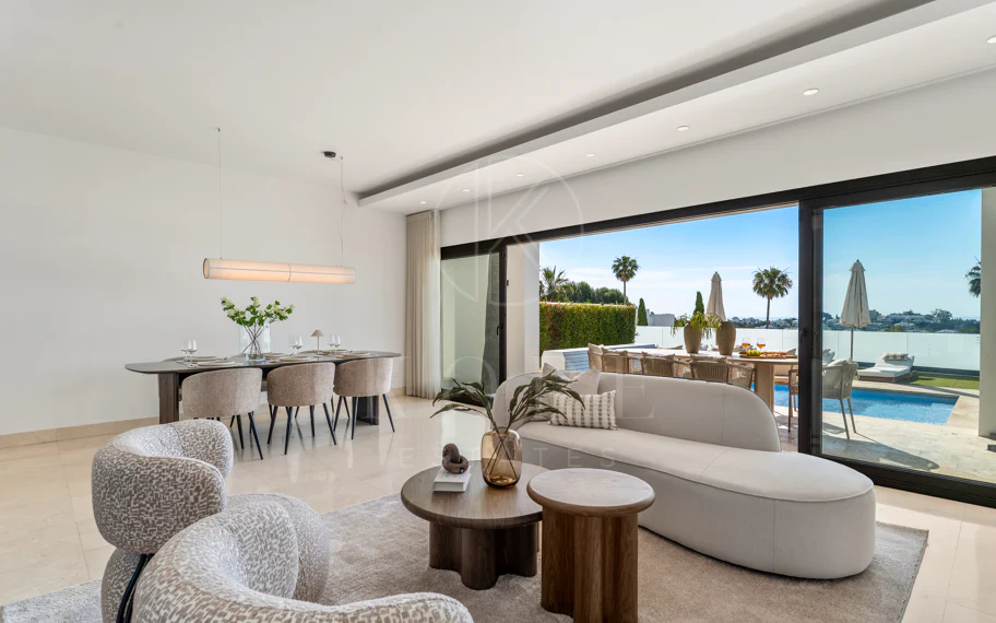 Villa contemporánea en primera línea de golf con vistas panorámicas al mar y a la montaña