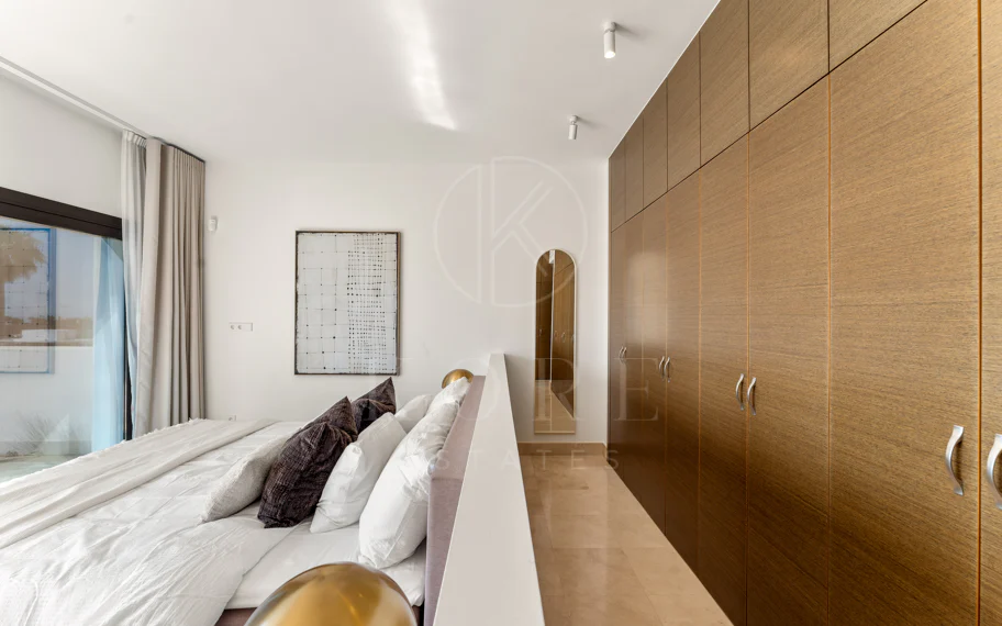 Villa contemporánea en primera línea de golf con vistas panorámicas al mar y a la montaña