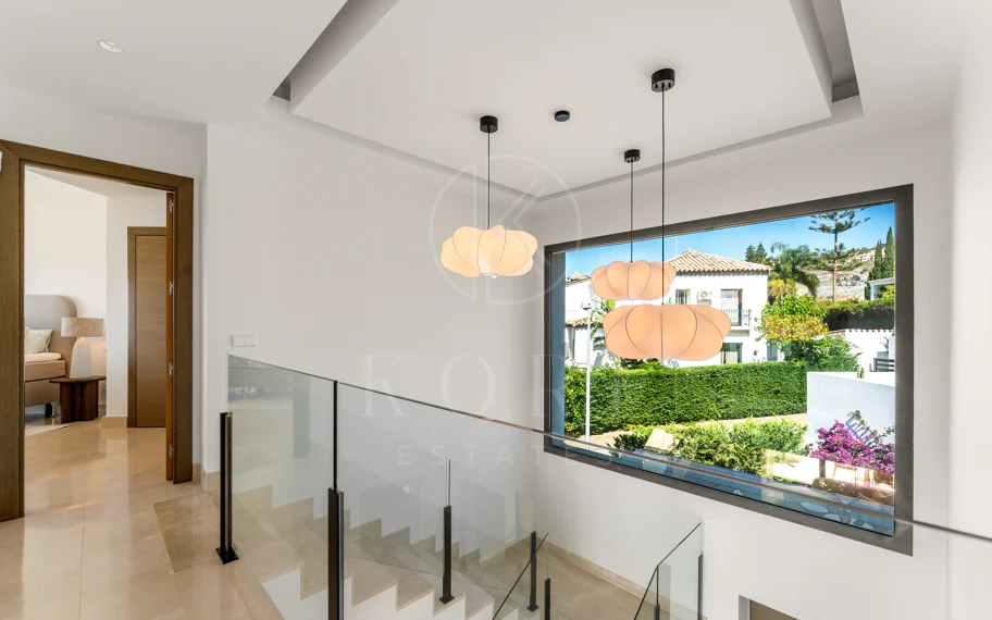 Villa contemporánea en primera línea de golf con vistas panorámicas al mar y a la montaña