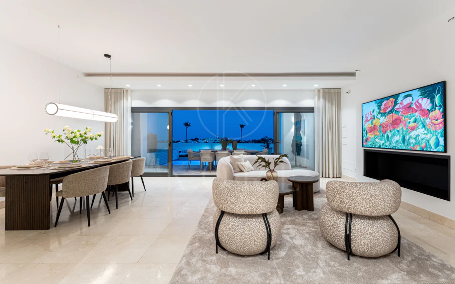 Villa contemporánea en primera línea de golf con vistas panorámicas al mar y a la montaña