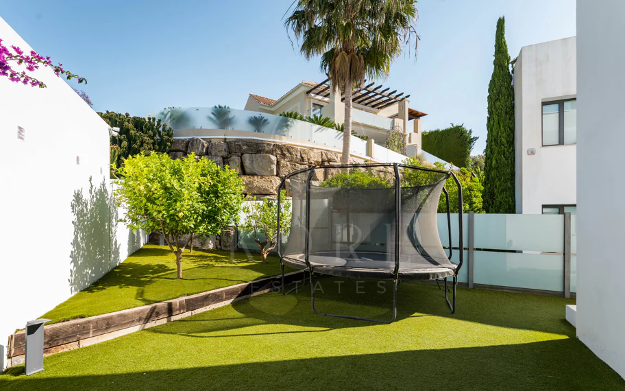 Villa contemporánea en primera línea de golf con vistas panorámicas al mar y a la montaña
