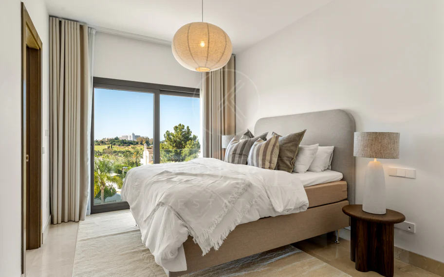 Villa contemporánea en primera línea de golf con vistas panorámicas al mar y a la montaña