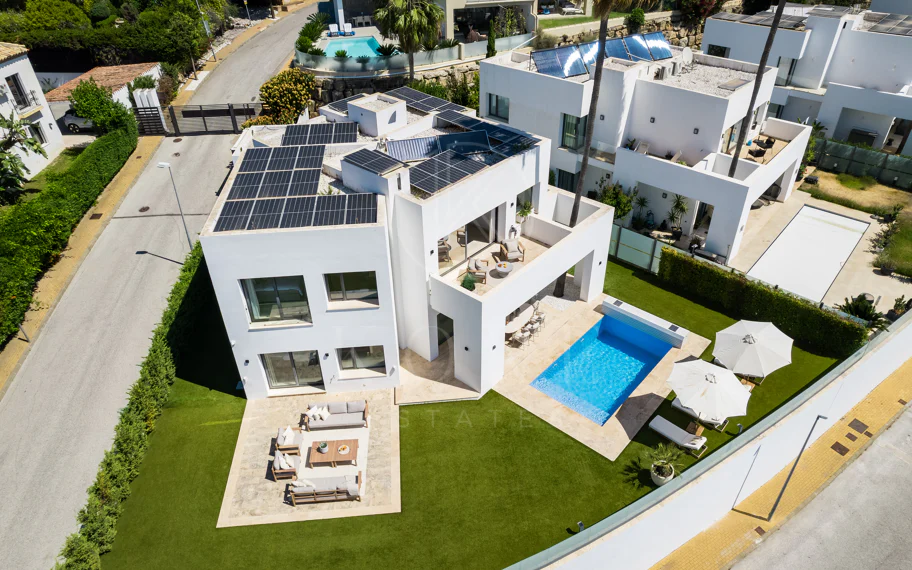 Villa contemporánea en primera línea de golf con vistas panorámicas al mar y a la montaña