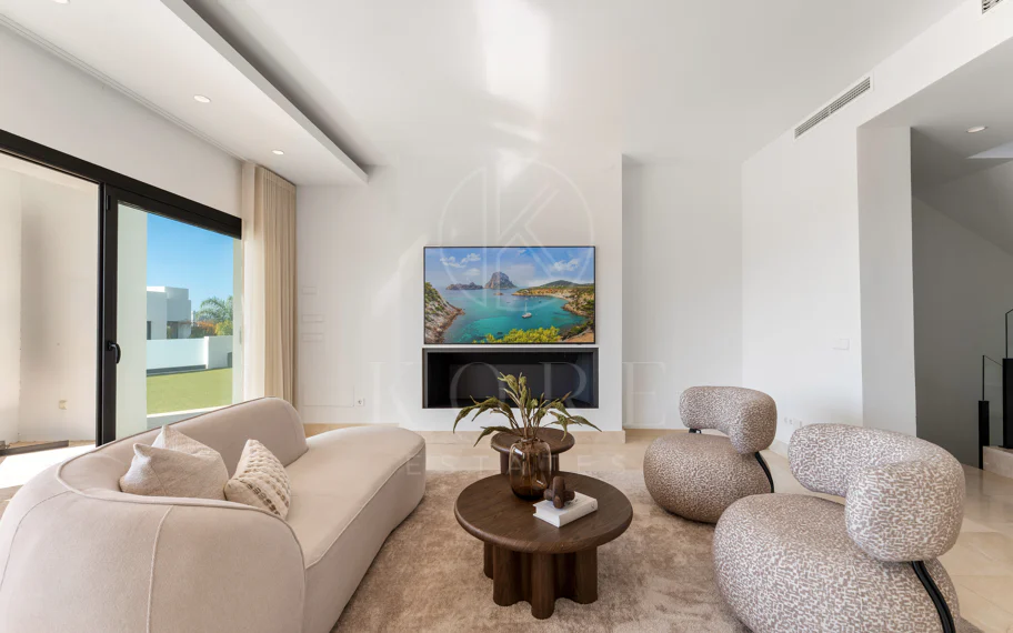 Villa contemporánea en primera línea de golf con vistas panorámicas al mar y a la montaña