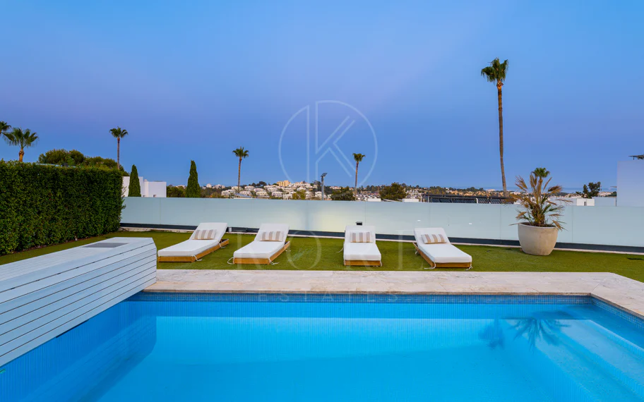 Villa contemporánea en primera línea de golf con vistas panorámicas al mar y a la montaña