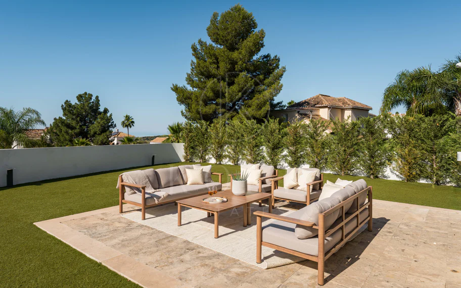 Villa contemporánea en primera línea de golf con vistas panorámicas al mar y a la montaña