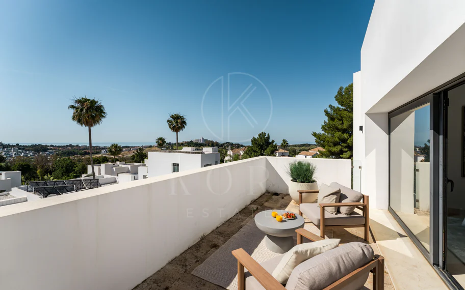 Villa contemporánea en primera línea de golf con vistas panorámicas al mar y a la montaña