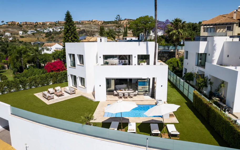 Villa contemporánea en primera línea de golf con vistas panorámicas al mar y a la montaña