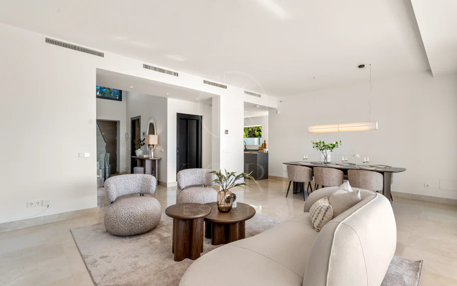 Villa contemporánea en primera línea de golf con vistas panorámicas al mar y a la montaña