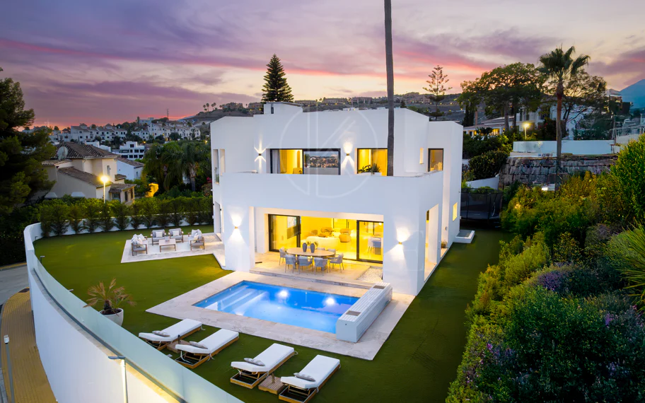 Villa contemporánea en primera línea de golf con vistas panorámicas al mar y a la montaña