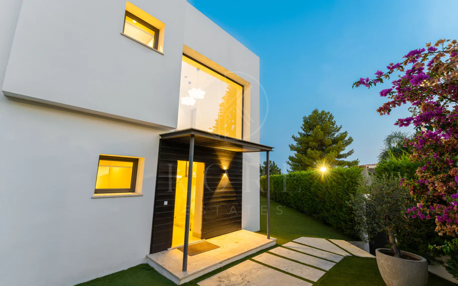 Villa contemporánea en primera línea de golf con vistas panorámicas al mar y a la montaña