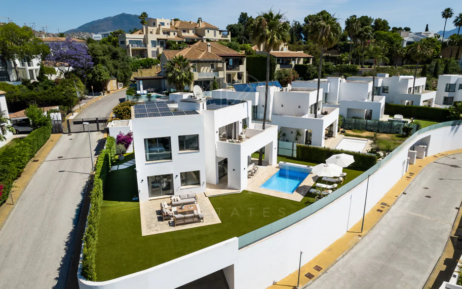 Villa contemporánea en primera línea de golf con vistas panorámicas al mar y a la montaña