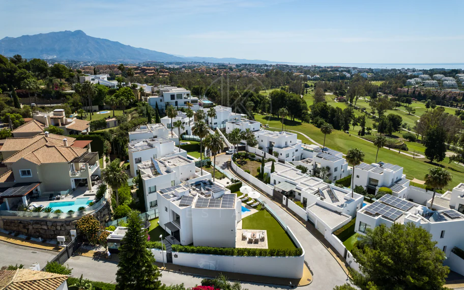 Villa contemporánea en primera línea de golf con vistas panorámicas al mar y a la montaña
