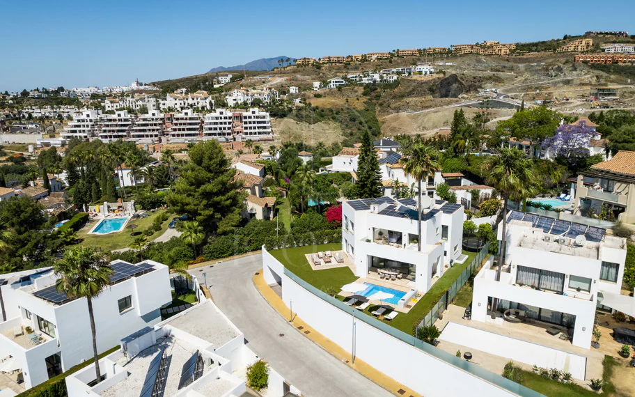 Villa contemporánea en primera línea de golf con vistas panorámicas al mar y a la montaña