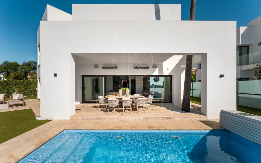 Villa contemporánea en primera línea de golf con vistas panorámicas al mar y a la montaña