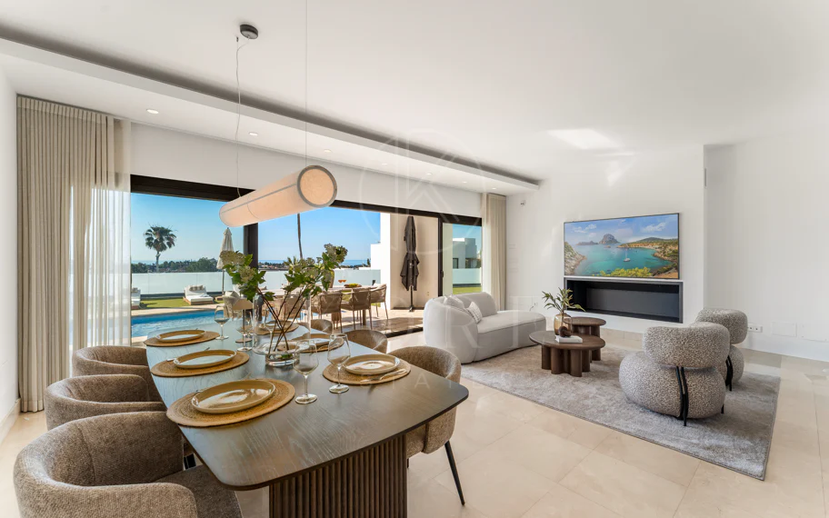 Villa contemporánea en primera línea de golf con vistas panorámicas al mar y a la montaña