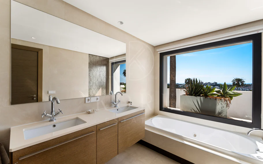 Villa contemporánea en primera línea de golf con vistas panorámicas al mar y a la montaña