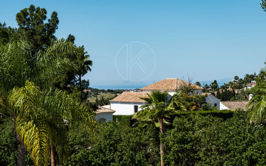 Villa contemporánea en primera línea de golf con vistas panorámicas al mar y a la montaña
