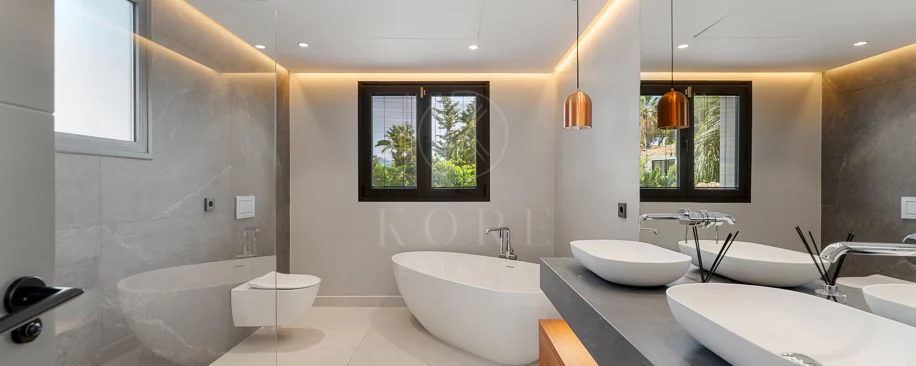Contemporary Luxury Villa with Exceptional Outdoor Living in Las Brisas