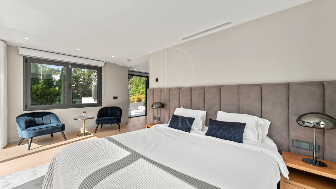 Contemporary Luxury Villa with Exceptional Outdoor Living in Las Brisas