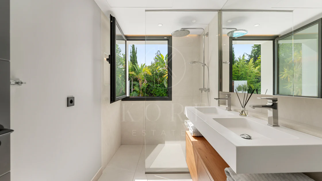 Contemporary Luxury Villa with Exceptional Outdoor Living in Las Brisas