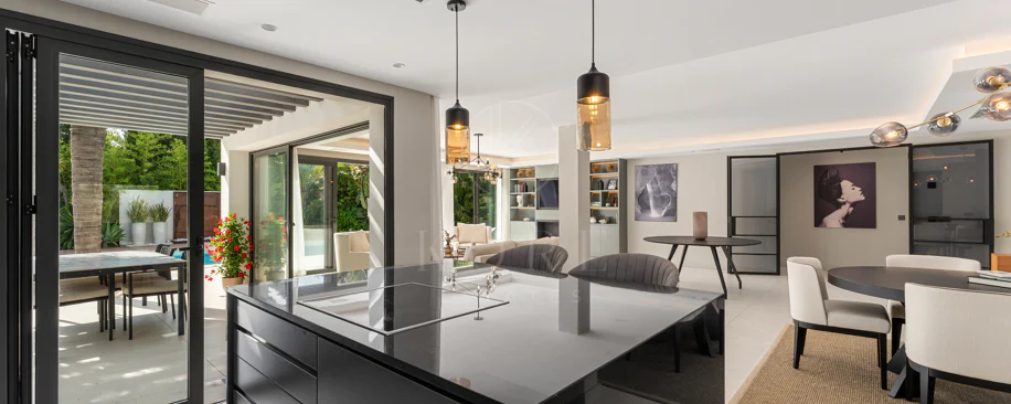 Contemporary Luxury Villa with Exceptional Outdoor Living in Las Brisas