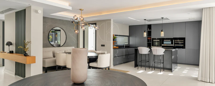 Contemporary Luxury Villa with Exceptional Outdoor Living in Las Brisas