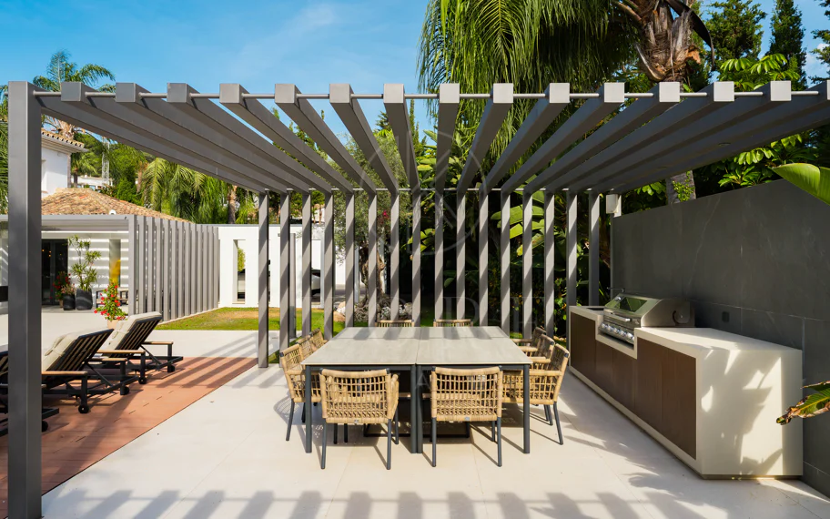 Villa de lujo contemporánea con excepcional vida al aire libre en Las Brisas
