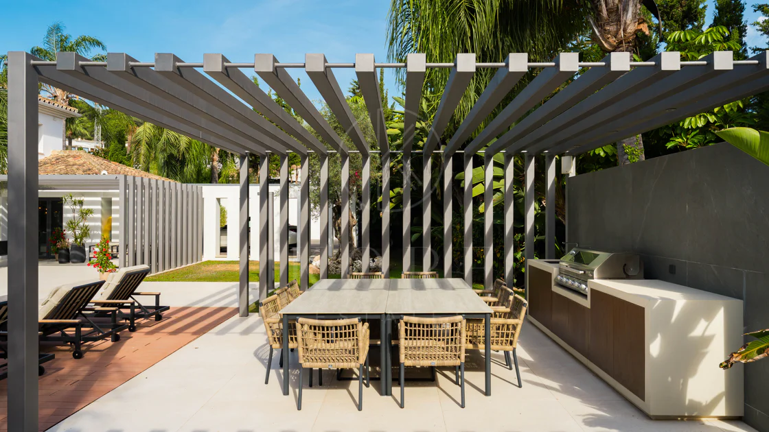Contemporary Luxury Villa with Exceptional Outdoor Living in Las Brisas