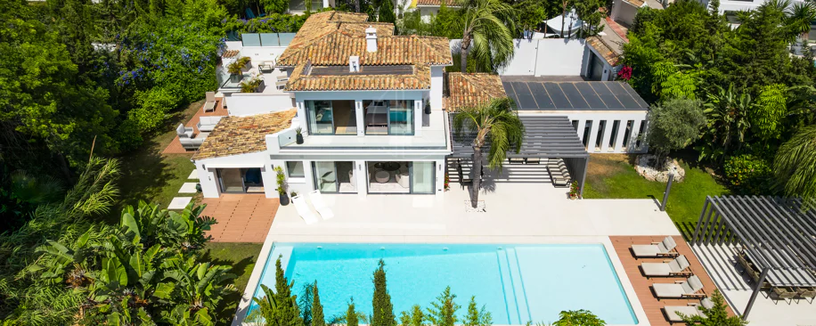 Contemporary Luxury Villa with Exceptional Outdoor Living in Las Brisas