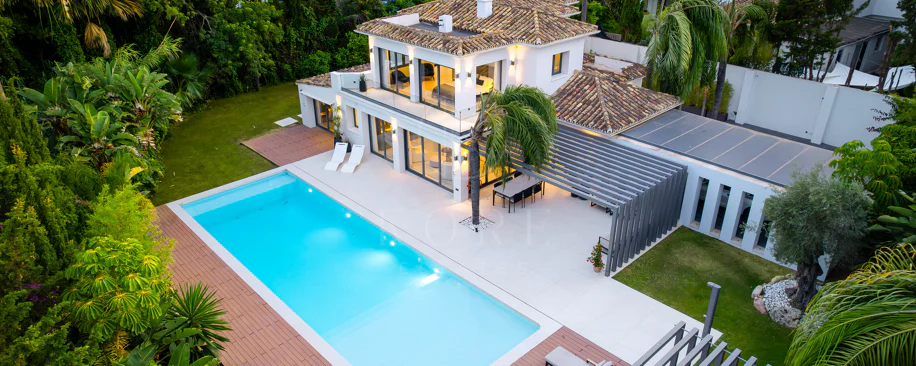 Contemporary Luxury Villa with Exceptional Outdoor Living in Las Brisas